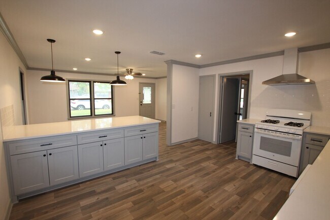 Building Photo - Coming Soon! Updated 3 Bed 2 Bath Rental! ...