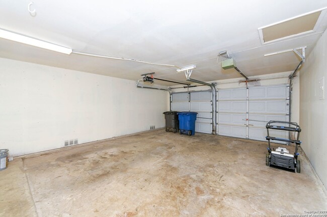 Building Photo - SPACIOUS 4-BEDROOM IN VALLEY FORGE