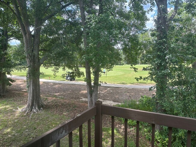 Building Photo - Upstairs unit ON THE GOLF COURSE!