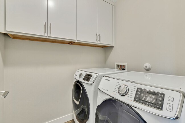 Building Photo - Sophisticated and Luxurious