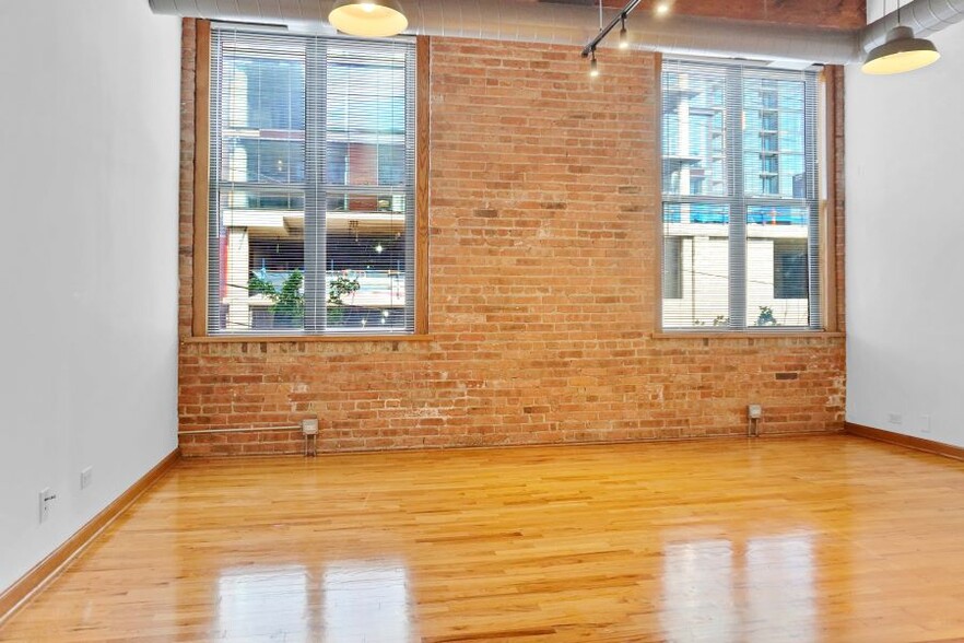 Building Photo - 216 N May St