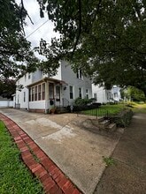 Building Photo - 923 W 2nd St