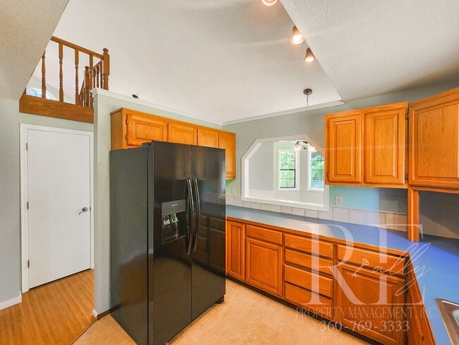 Building Photo - Ridgetop Home in Quiet Neighborhood