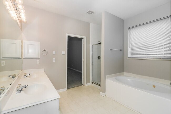 Building Photo - 8919 Green Ray Dr