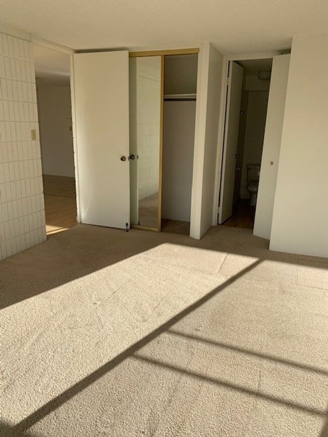Building Photo - Three Regents Condo - 3 bedrooms, 2 bath, ...