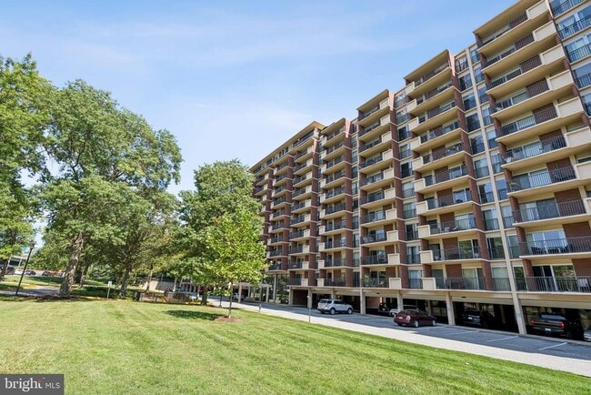 Building Photo - 1300 Army Navy Dr