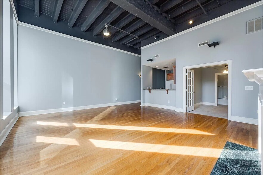 Building Photo - 127 N Tryon St