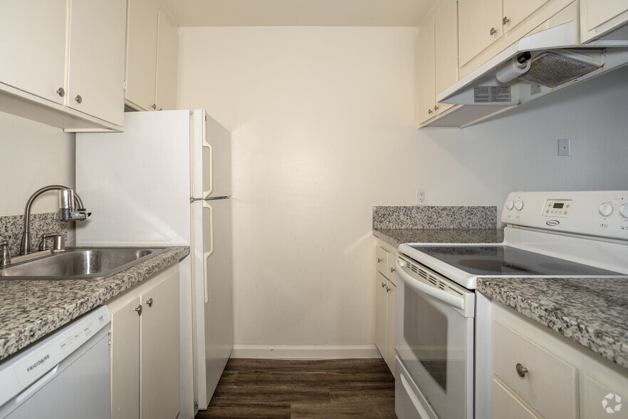 1BR, 1BA - 675SF - Kitchen - Victoria Apartments