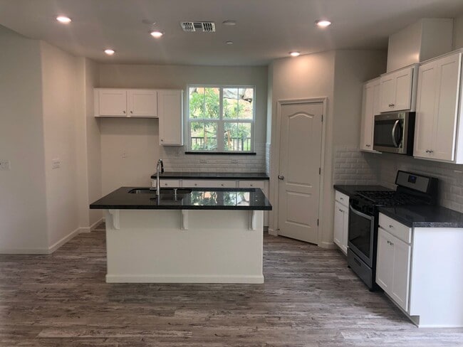 Building Photo - BEAUTIFUL HOME IN FOLSOM IN GATED COMMUNITY!!