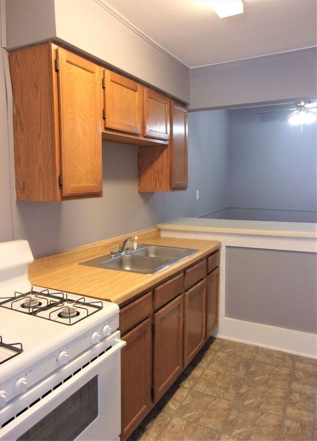 Building Photo - 1 BED 1 BATH 1 CAR DETACHED GARAGE CRESTWO...