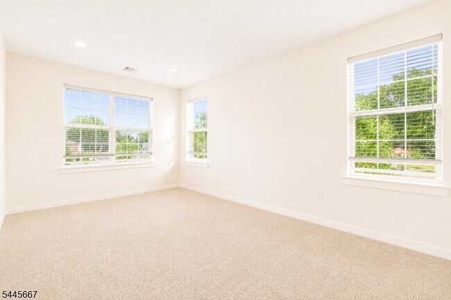 Building Photo - 723 Lorhan Dr