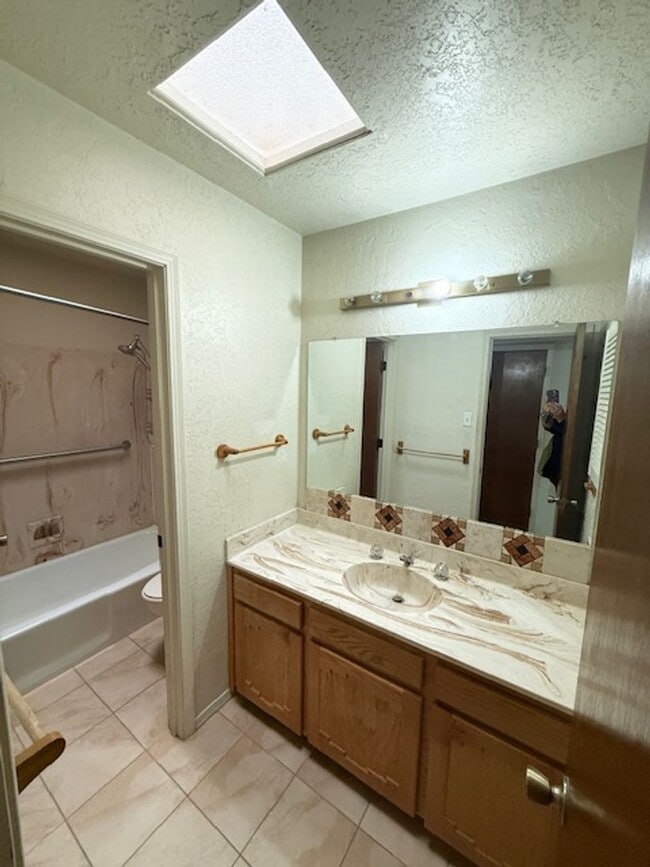 Building Photo - Nice 3 bedroom 2 bath located in Northeast Foothills on Cul De Sac St.