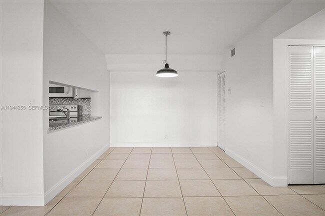 Building Photo - 606 Gardens Dr