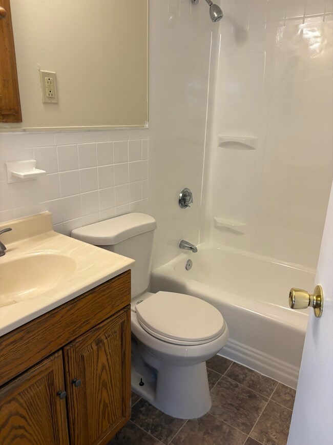 Building Photo - 1731 Highland Apartment