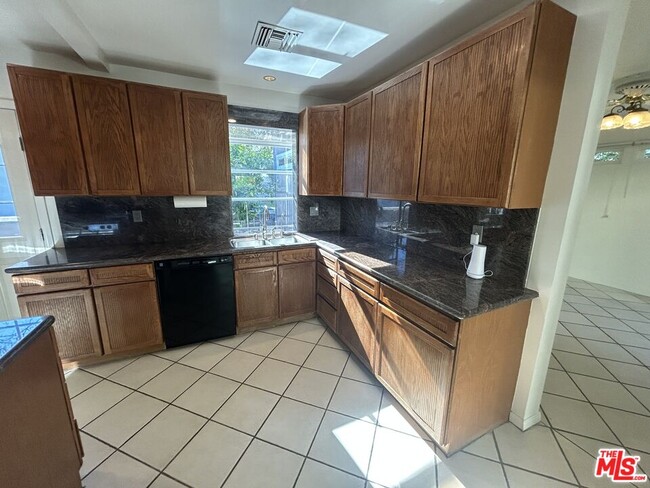 Building Photo - 5355 Rhea Ave