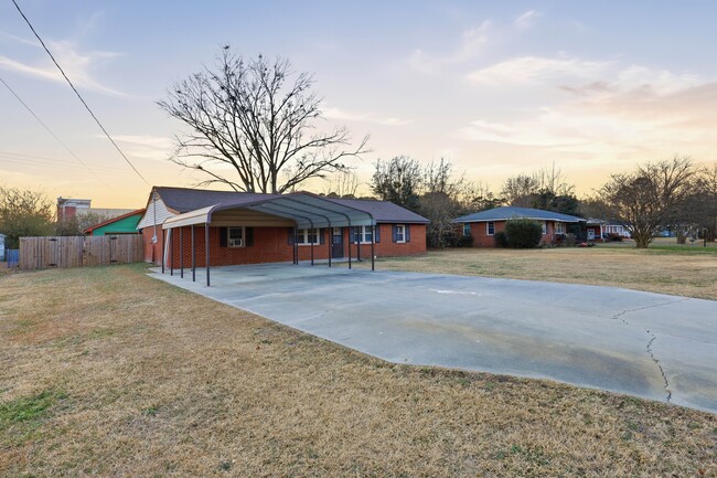 Building Photo - 2610 Hill Dr Cir