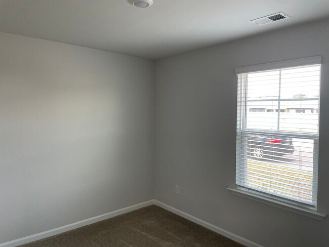 Building Photo - 3 Bedroom 2 Bath Home in Eagle Creek, Bolivia, NC