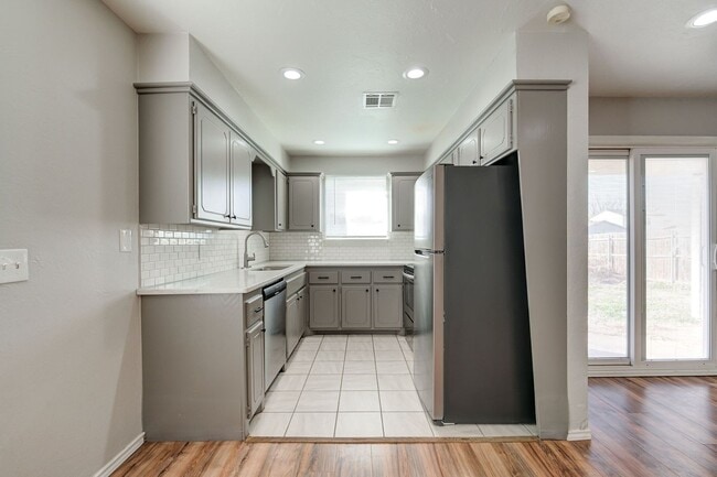 Building Photo - 3 Bed, 2 Bath Home Near UCO and Hafer Park