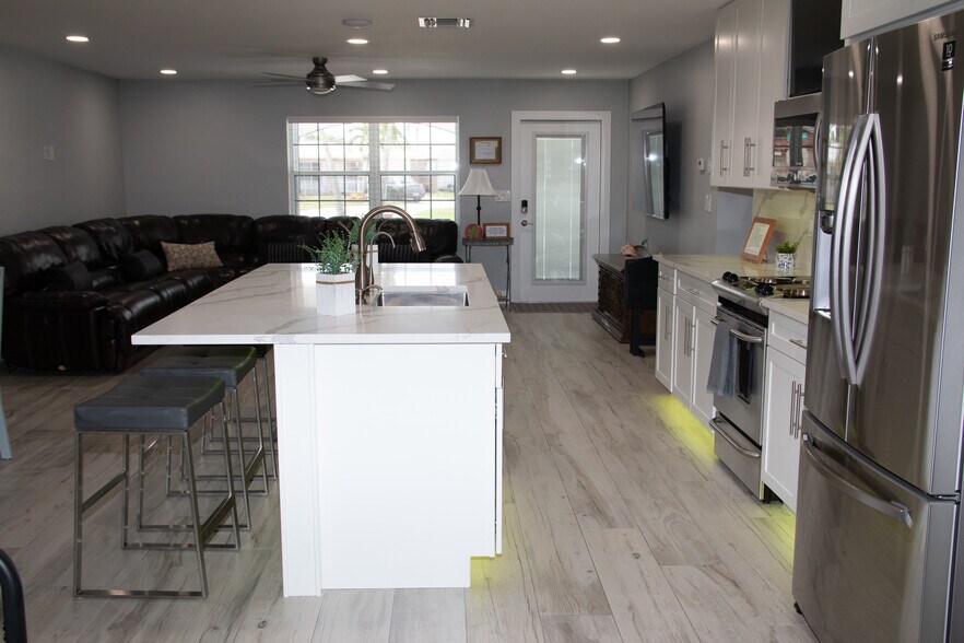 Kitchen Island w/ Sink - 4540 NW 12th Dr