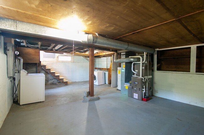 Building Photo - Beautifully Remodeled 3 Bed/1 Bath Bungalo...