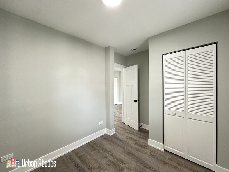 Building Photo - 503 W Belmont Ave