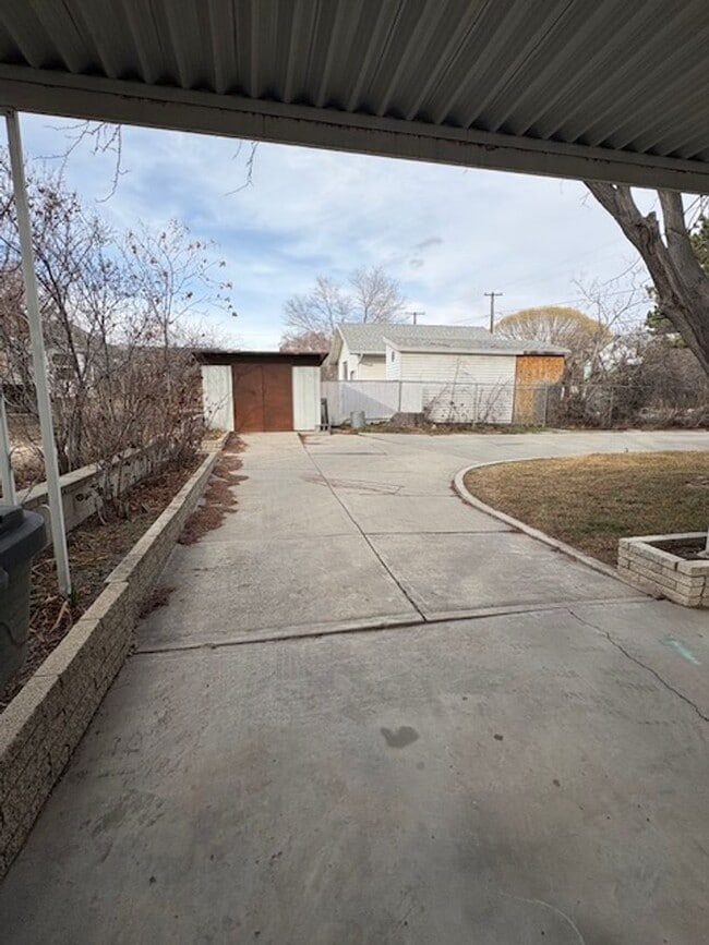 Building Photo - Single-family Home with 2 bedrooms and an office.