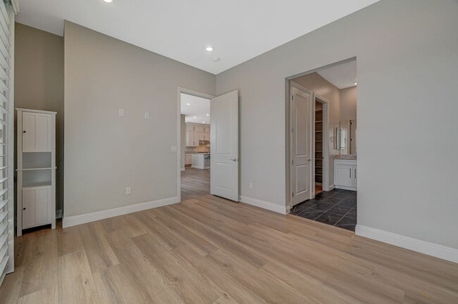 Building Photo - Mira Villa