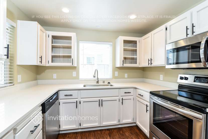 Building Photo - 18511 E Country Club Dr