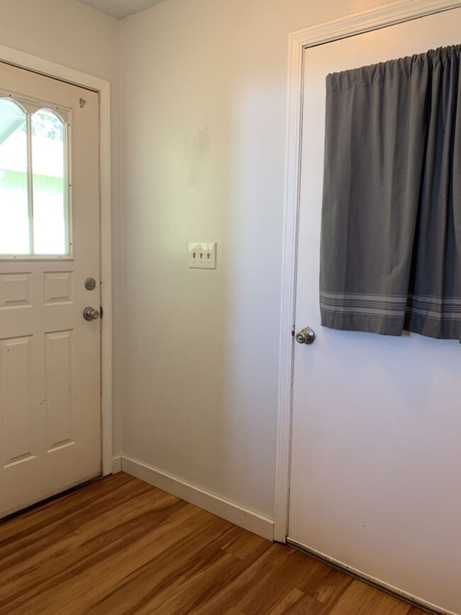 Building Photo - STUDENTS WELCOME! Lovely 2 Bed 1.5 Bath To...