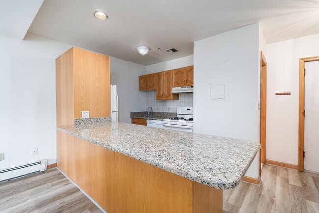 Building Photo - 72 Park Ave