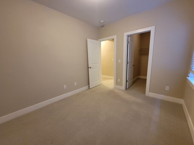 Building Photo - Spacious 3 level, 4 bedroom townhome with attached 2 car garage at Silver Meadows Townhomes on Lo...