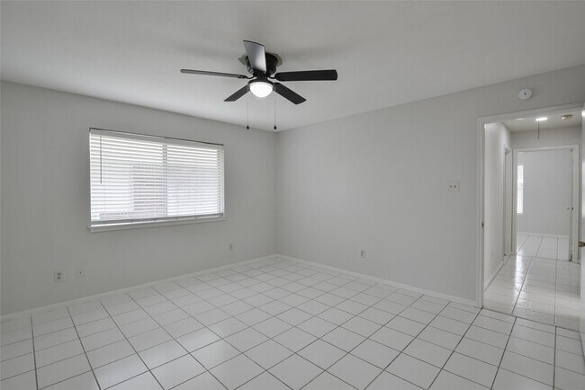 Building Photo - 2311 Old Oak Ln
