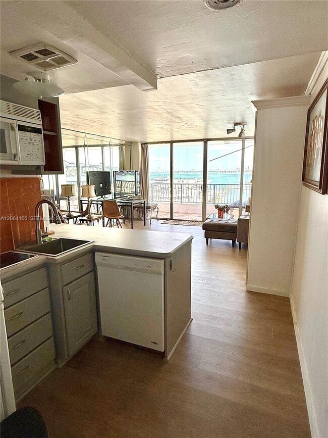 Building Photo - 555 NE 15th St