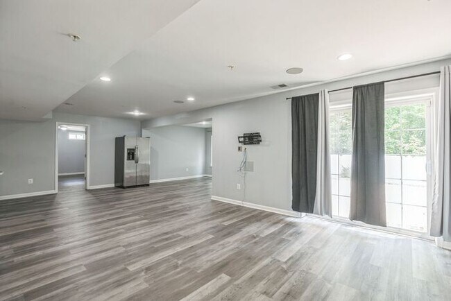 Building Photo - 907 Horse Collar Rd