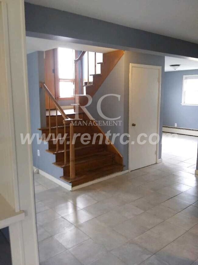 Building Photo - 905 Sprague-