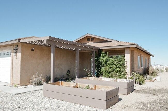 Building Photo - 1381 Soledad Ave