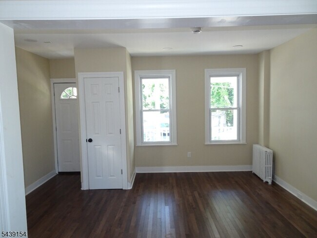 Building Photo - 689 Sayre Ave