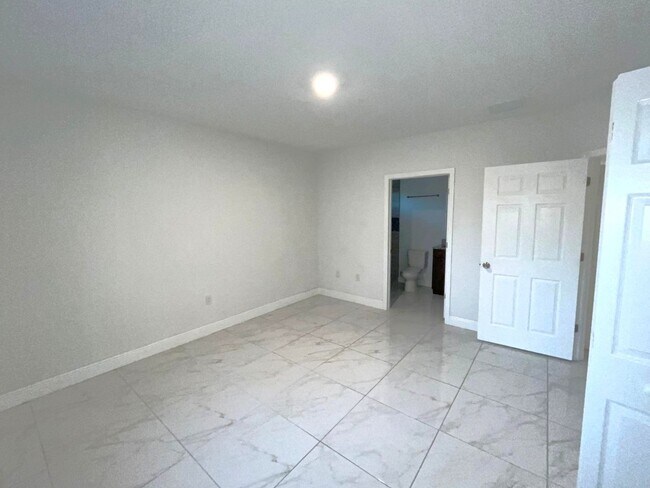 Building Photo - Great Location-Large 2/2/1 + DEN Duplex