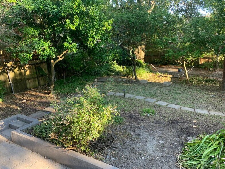 Large Backyard- Shared - 5412 York St