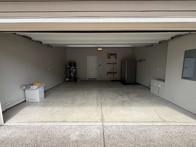 Building Photo - 3 Bedroom / 2.5 Bathroom Townhome - Near Bethany & PCC