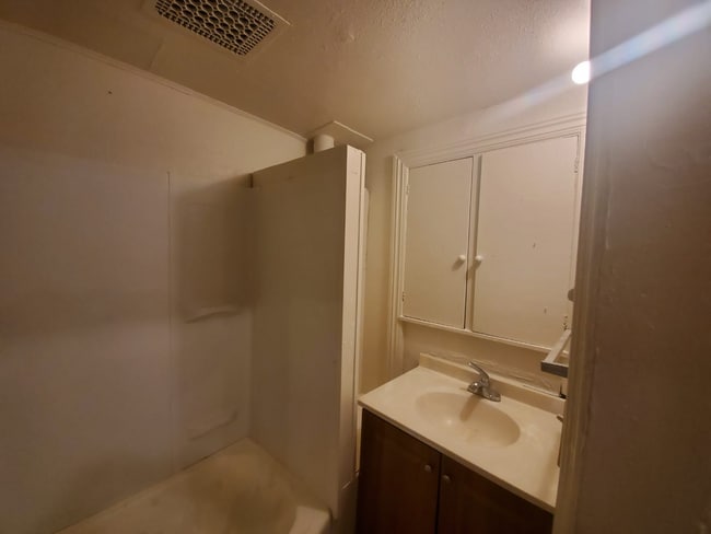 Building Photo - 2 Br Apartment on 28th St.