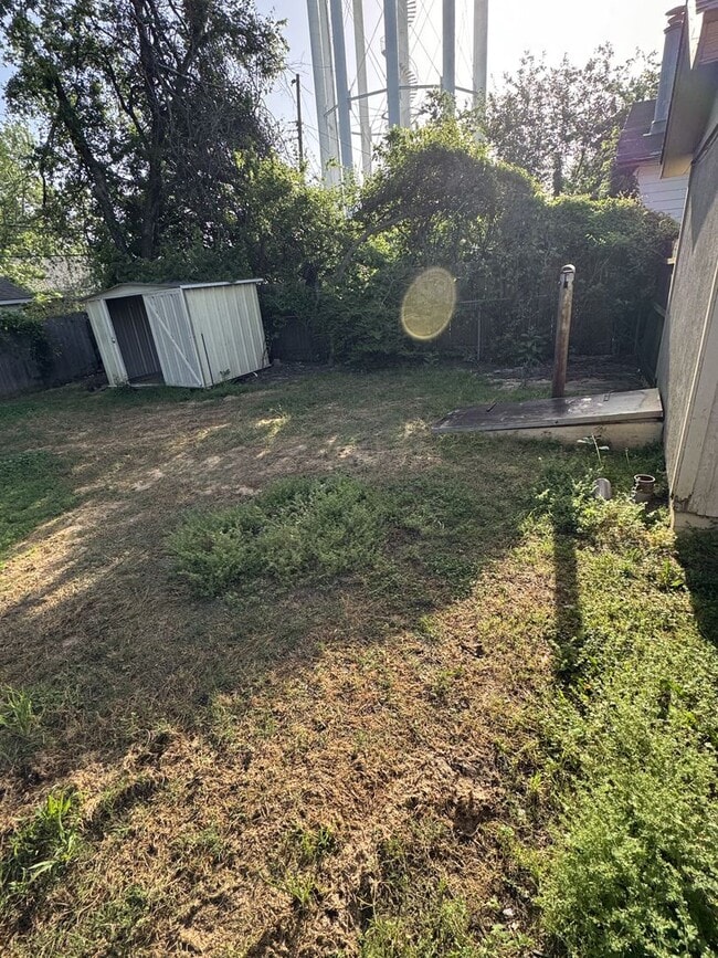Building Photo - 3 Bedroom 1 Bath Singe Family Home