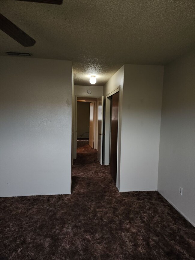 Building Photo - 3 Bedroom, 2 Bathrooms, 2 Car Garage, Den/...