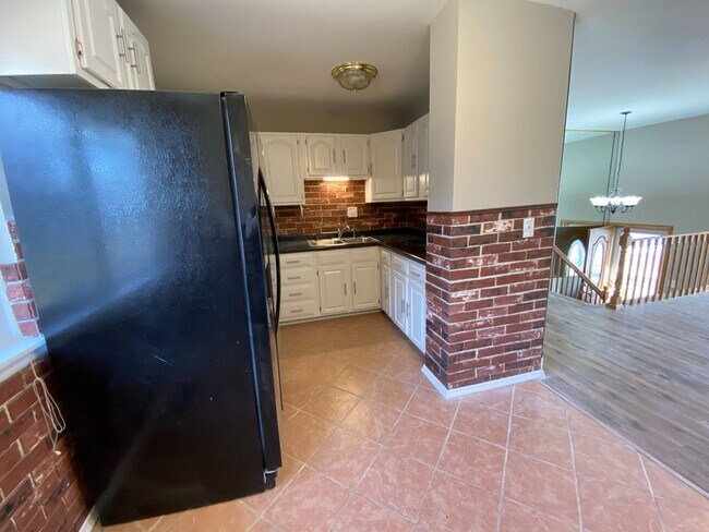 Building Photo - Charming 3 Bedroom with Great Yard