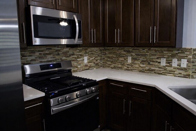 Building Photo - 427 Peyramale Ct