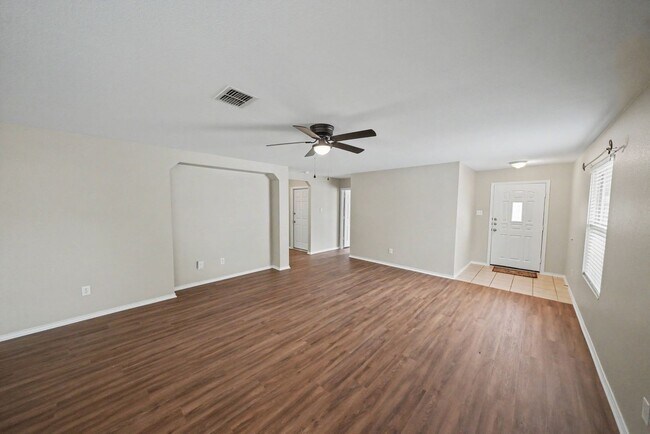 Building Photo - 11114 Hillsdale Loop