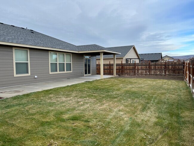 Building Photo - 1004 Willow Ave NE