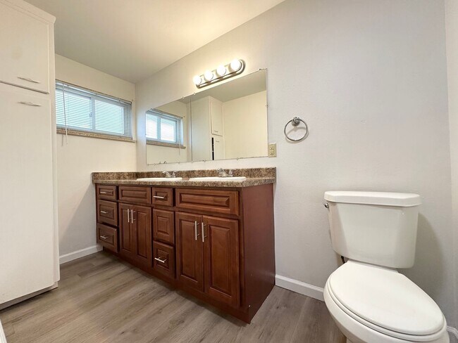 Building Photo - Large Duplex Style Home With Spacious Liva...