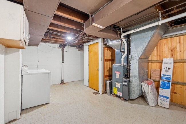 Building Photo - AVAILABLE JULY 1ST!! GORGEOUS 3 BED / 2 BATH HOME IN PENN HILLS!