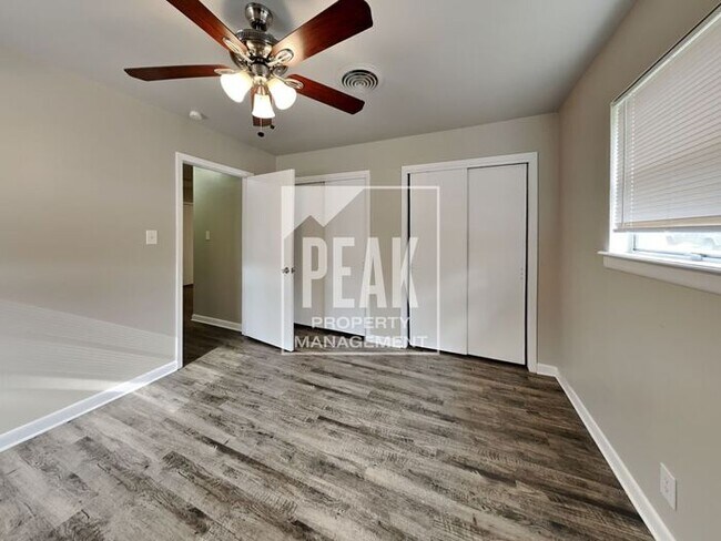 Building Photo - $1900 Charming 3/2 in Beautiful Wedgewood! Coming soon!